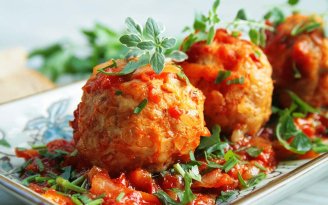 Ленивые голубцы за пол часа: домашний вкус без лишней мороки (видео)