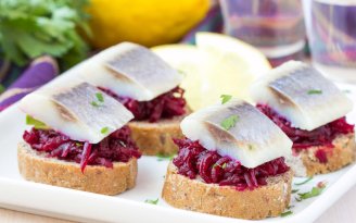 Новорічна класика по-новому: оселедець під "шубою" у форматі святкових бутербродів (відео)