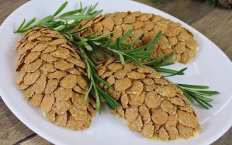 Яркий акцент на новогоднем столе: салат "Шишка" непременно удивит гостей (видео)