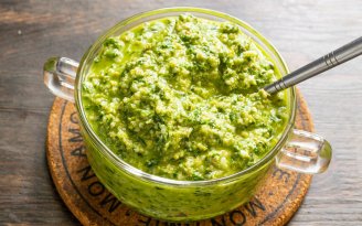 Готовится пару минут – меняет блюдо на миллион: рецепт соуса из оливок (видео)