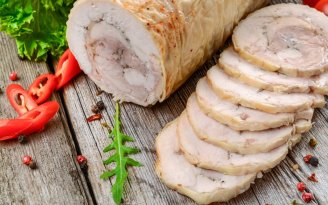 Безпрограшна страва до святкового столу: приготуйте соковитий курячий рулет (відео)