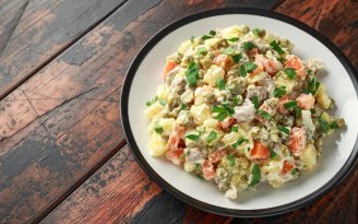 Оливье станет намного вкуснее, если заменить один ингредиент: рецепт любимого салата по-новому (видео)