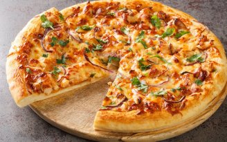 Когда пиццы хочется здесь и сейчас: ленивый рецепт домашней выпечки без лишней мороки (видео)