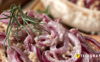 Бюджетный перекус за 5 минут: простой рецепт намазки из лука и банки рыбки (видео)