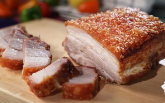 Положите в пасхальную корзину: как вкусно запечь подчеревину (видео)