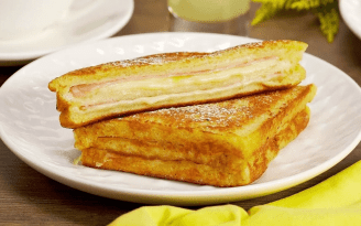 Завтрак нового уровня: горячий тост с ветчиной и яйцом, который понравится с первого кусочка (видео)