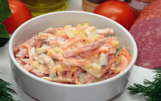 Салат "Венеція" з морквою по-корейськи та ковбасою: рецепт простої страви зі святковим характером (відео)