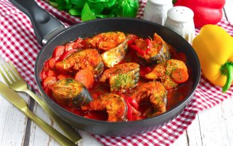 Получится вкуснее красной рыбы: как потушить скумбрию с томатной пастой и овощной зажаркой (видео)