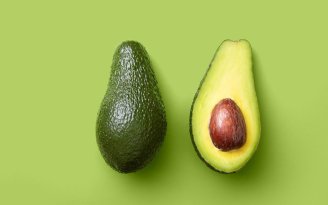 Косточка вылетает сама: простой трюк, как быстро очистить авокадо за несколько секунд (видео)