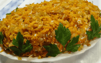 Вместо обычной "шубы" приготовьте "лисью": рецепт салата с рыбой и грибами (видео)