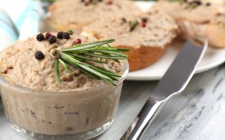 Печень как раз на акции: такой паштет получается не только вкусным, но и эффектным (видео)