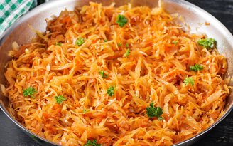 Настоящий домашний бигос: тушеная капуста, мясо и колбаски – вкус, от которого трудно оторваться (видео)