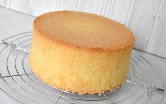 Идеальный бисквит, который выходит у всех и никогда не оседает: как правильно готовить тесто (видео)