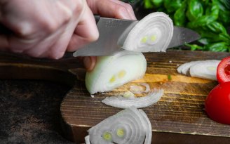 Нарезать лук можно и без слез: вот что в этом поможет