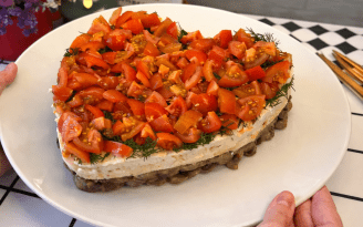 Идеально для романтического ужина: рецепт вкусного салата, который готовится за считанные минуты (видео)