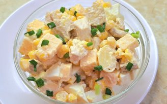 Вкус как в ресторане, а готовится элементарно: салат с курицей, грибами и сыром (видео)