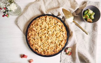 Вкуснее, чем "Шарлотка": рецепт фантастического яблочного пирога за копейки (видео)