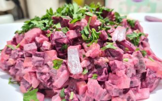 Вкусно — как "Шуба", просто — как "Винегрет": какой еще салат из свеклы и сельди приготовить (видео)