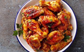 Гости оближут тарелки: соево-медовые крылышки с карамельной корочкой (видео)