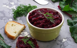 Вкуснее любых намазок: как приготовить икру из свеклы (видео)