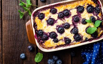 Нежная творожная запеканка с ягодами: как чизкейк, только проще (видео)