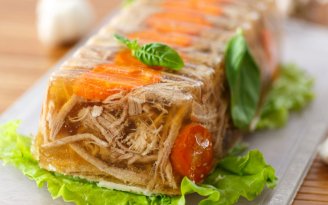 Насыщенный вкус и прозрачный бульон: холодец, который получается всегда (видео)