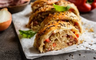 Пирог из капусты на сковороде: быстрый обед даже при отключениях (видео)