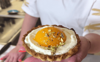 Гости полагают, что это настоящие яйца! Пасхальные пирожные, которые в одно мгновение разлетаются со стола (видео)