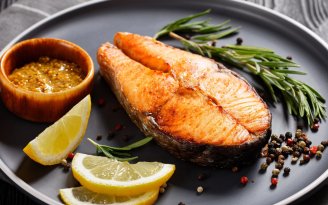 Пока форель на скидке: рецепт сочной рыбы с апельсином и лимоном (видео)