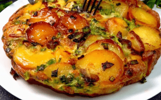 Просто и вкусно: рецепт пирога из картофеля и яиц, который заменит ужин