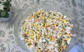 Готовится элементарно — получается вкусным и сытным: салат из "Мивины" и крабовых палочек (видео)