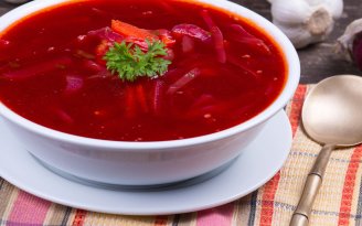 Без мяса, но "с характером": ароматный постный борщ с выразительной дымной ноткой (видео)