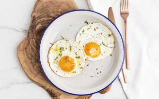 Яичница за полторы минуты: вирусный способ приготовления без сковородки, растительного масла и лишней посуды (видео)