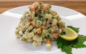 Оливье "по-рыбному": как приготовить салат со шпротами вместо колбасы (видео)