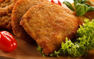 Куриные отбивные в сырном кляре: простое блюдо с ресторанным результатом (видео)