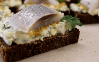 Эти бутерброды с селедкой съедаются первыми, и их всегда мало: рецепт закуски из простых продуктов (видео)