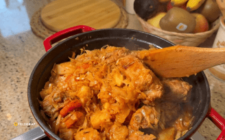 Такой капустняк не стыдно подать гостям: густой, ароматный, "как в деревне" (видео)