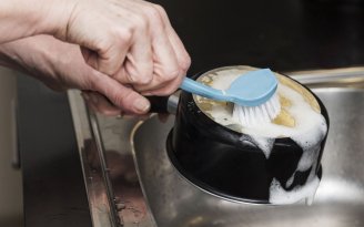 Будет сверкать, как новая: как быстро отмыть устаревший нагар из кастрюли без агрессивной химии