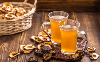 Праздничный узвар с неожиданной ноткой: как приготовить напиток с финиками и изюмом к Святвечеру (видео)