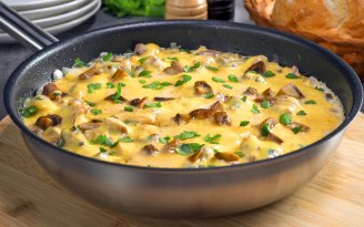 Наедятся все: жульен с курицей и грибами понравится близким (видео)