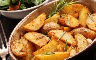 Готовится легко, вкусная — как в ресторане: хрустящий картофель по-селянски с чесноком (видео)