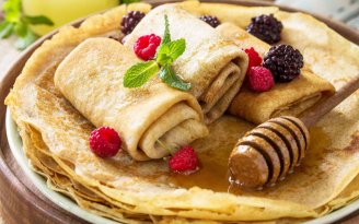 Ни яйца, ни молоко не нужны: один копеечный ингредиент поможет вам приготовить кружевные блины (видео)