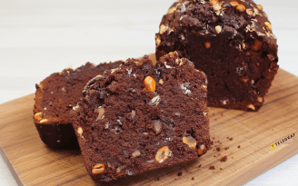 Никто не поверит, что десерт постный: рецепт медового кекса с вишней и орехами (видео)