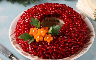 Праздничная альтернатива надоевшей классике: рецепт салата "Гранатовый браслет" (видео)