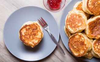 Благодаря этому продукту оладьи получатся легкими, как пух: он точно есть у вас дома (видео)