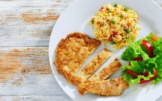 Курица, которая исчезает со стола за минуты: отбивные с грибами и сыром (видео)