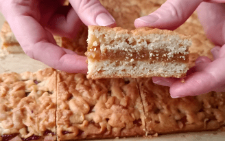 Тертый пирог с яблочной начинкой и карамелью: простой рецепт, который удивит вкусом