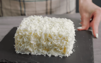 "Белое облако" из крабовых палочек: рецепт простого салата на праздничный стол (видео)