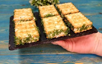 Мини-сэндвичи из крекера: быстрая закуска, исчезающая первой со стола (видео)