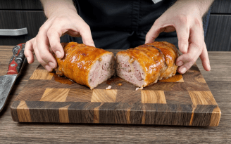 Мясной деликатес из простых ингредиентов: эта закуска обязательно должна быть в холодильнике (видео)